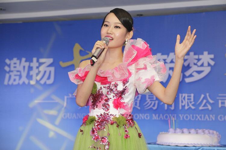 慶生儀式，女歌手領(lǐng)唱明天會更好